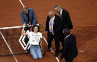 Manifestante se encadena a la red e interrumpe semifinal en París