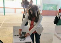 Candidatos y políticos votan en elecciones de Durango