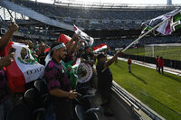 AME4843. CHICAGO (ESTADOS UNIDOS), 05/06/2022.- Seguidores de México animan hoy, durante un partido amistoso de fútbol entre México y Ecuador, hoy en el Estadio Soldier Field, Chicago, Illinois (EE.UU.). EFE/ Matt Marton