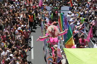 Más de 170,000 personas participan en célebre desfile LGBT+ de Tel Aviv