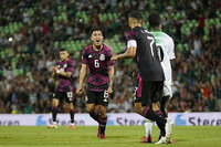 La Selección Mexicana golea a Surinam en el Corona