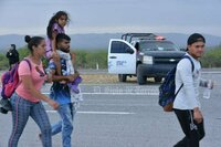 Pasan migrantes caminando a Monclova