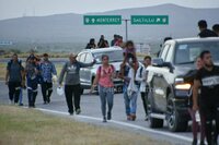 Pasan migrantes caminando a Monclova