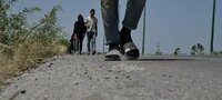 Migrantes llegan caminando a Piedras Negras