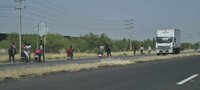 Migrantes llegan caminando a Piedras Negras