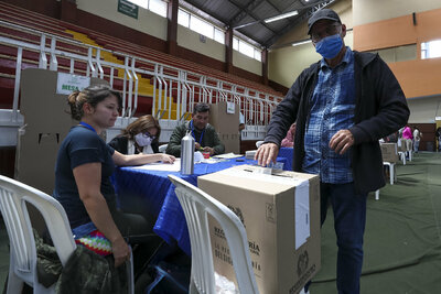 Exalcalde izquierdista Gustavo Petro, virtual ganador de elecciones presidenciales en Colombia