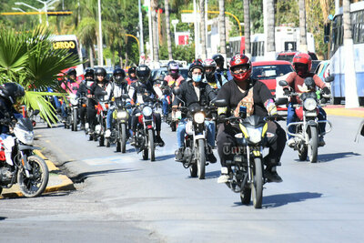 Motociclistas se manifiestan en pleno evento oficial en Gómez Palacio