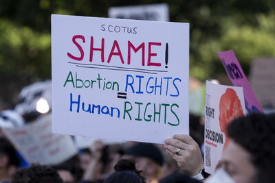 Corte Suprema de EUA revoca sentencia y permite a estados prohibir el aborto