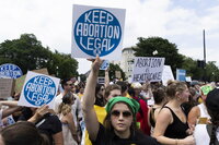 Corte Suprema de EUA revoca sentencia y permite a estados prohibir el aborto