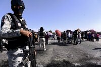 Bloquean carretera Torreón-San Pedro para denunciar abuso de menor en ejido de Matamoros