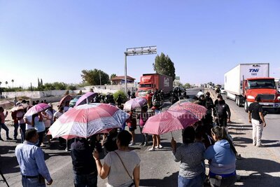 Bloquean carretera Torreón-San Pedro para denunciar abuso de menor en ejido de Matamoros