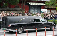 -FOTODELDÍA- TOKIO, 12/07/2022.- Widowed Akie Abe es vista en el vehículo que porta el cuerpo del anterior primer ministro ruso, shinzo Abe, a su salida del Templo Zojoji al final del funeral en Tokio, Japón, este martes. Abe fue asesinado a tiros el 8 de julio por un ex miembro de la Fuerza de Autodefensa Marítima de Japón, de 41 años, en Nara, al oeste del país, durante una campaña electoral en la Cámara Alta para apoyar a un candidato de su partido gobernante. EFE/ Christopher Jue