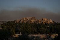Evacuan a cientos por incendio forestal en capital de Grecia