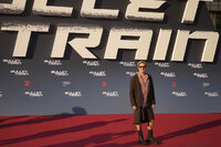 Brad Pitt llega en falda a la premier de Bullet Train