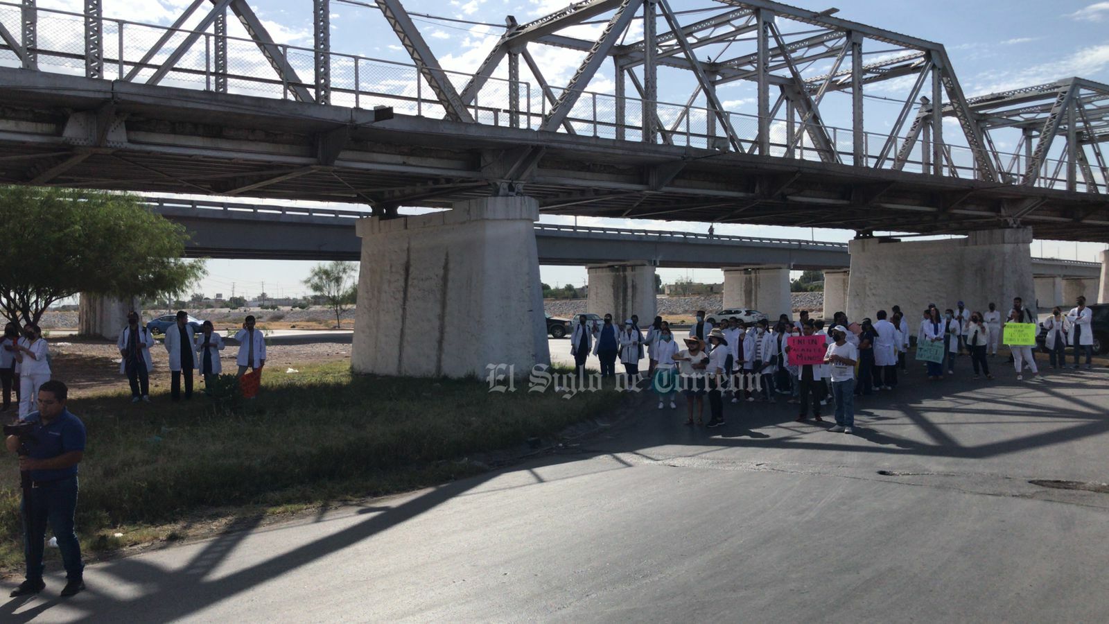 Médicos pasantes de La Laguna marchan por un servicio social seguro