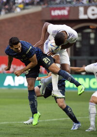 San Francisco (United States), 27/07/2022.- Club America forward Henry Martin (L), and Real Madrid midfielder Carlos Henrique Casemiro (R) battle for the ball, during the first half of their soccer friendly game at Oracle Park, in San Francisco, California, USA, 26 July 2022. (Futbol, Amistoso, Estados Unidos) EFE/EPA/D. ROSS CAMERON