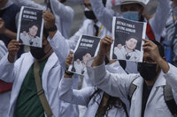 Médicos en formación entregan pliego petitorio a López Obrador