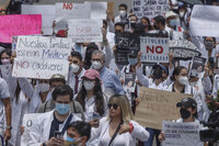Médicos en formación entregan pliego petitorio a López Obrador
