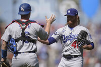 Kershaw se marcha por dolencia y Dodgers barren a Gigantes