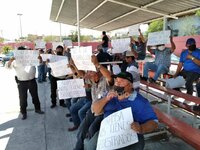 Monclova, Coahuila, 4 de agosto de 2022.-Obreros de la planta dos de Altos Hornos de México (AHMSA) de 60 o más años de edad realizaron una manifestación en las instalaciones del sindicato y una marcha hasta las siderúrgica, para exigir que se les respete el retiro voluntario., Marchan obreros de más de 60 años, piden su retiro a AHMSA