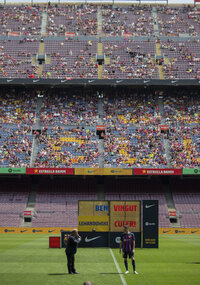 Barcelona presenta a Lewandowski en el Camp Nou
