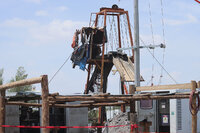 Ingresa dron submarino a mina en Sabinas, retiran pilotes de madera que obstruyen paso