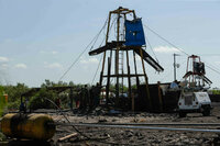 Ingresa dron submarino a mina en Sabinas, retiran pilotes de madera que obstruyen paso