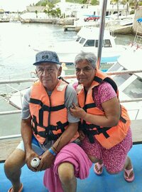 Eduardo, Danna y Yazmín, compartiendo con sus abuelos.