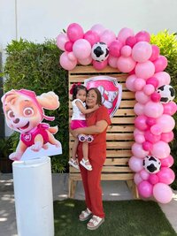 Mely acompañando a su nieta Romina en su cumpleaños.