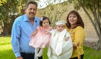 Liam y Paula con sus abuelos Angélica y Francisco.