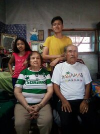 José comparte esta linda imagen de sus hijos junto a sus abuelos.