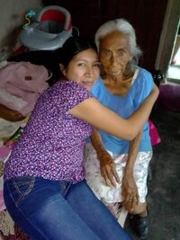 Abuelita Elvira, a sus 93 años mantiene la felicidad de estar con sus nietos.