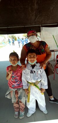 Mayra, en un hermoso momento con su abuelita Florencia.