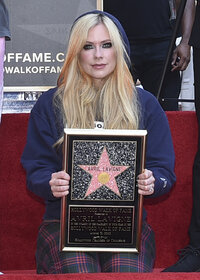 Recibe su estrella en el Paseo de la fama en la celebración de los 20 años del lanzamiento de su primer álbum