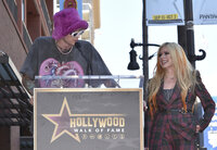 Recibe su estrella en el Paseo de la fama en la celebración de los 20 años del lanzamiento de su primer álbum