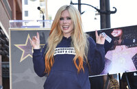 Recibe su estrella en el Paseo de la fama en la celebración de los 20 años del lanzamiento de su primer álbum