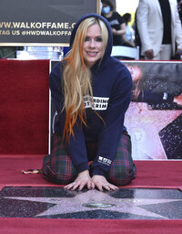 Recibe su estrella en el Paseo de la fama en la celebración de los 20 años del lanzamiento de su primer álbum