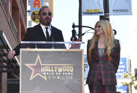 Recibe su estrella en el Paseo de la fama en la celebración de los 20 años del lanzamiento de su primer álbum