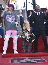Recibe su estrella en el Paseo de la fama en la celebración de los 20 años del lanzamiento de su primer álbum