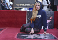 Recibe su estrella en el Paseo de la fama en la celebración de los 20 años del lanzamiento de su primer álbum