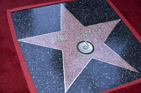 Recibe su estrella en el Paseo de la fama en la celebración de los 20 años del lanzamiento de su primer álbum