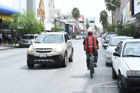 En sentido contrario. En el Centro se puede ver desde vehículos que no respetan a los peatones, hasta ciclistas que se trasladan en sentido contrario, poniendo en riesgo su integridad física.