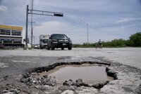 Ordenan arreglos en pavimento de Torreón tras daños 'extraordinarios'