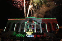 Monclova, Coahuila, 15 de septiembre de 2022.- Miles de monclovense se congregaron la noche de este jueves en la plaza principal para conmemorar, luego de dos años de realizarse “en línea” y sin la presencia de los ciudadanos, la fiesta del grito de independencia.

El alcalde Mario Dávila Delgado, con la bandera en una mano y la soga de la campana en la otra, hizo tañir ésta, una réplica de la original tocada, por el cura Miguel Hidalgo en 1810, y lanzó el tradicional grito de independencia.