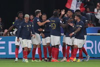 Saint-denis (France), 22/09/2022.- Kylian Mbappe (4-L) of France celebrates with team mates after scoring the 1-0 goal in the UEFA Nations League match between France and Austria in Saint-Denis, France, 22 September 2022. (Francia) EFE/EPA/CHRISTOPHE PETIT TESSON