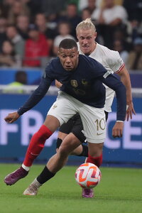 Saint-denis (France), 22/09/2022.- Kylian Mbappe (L) of France in action against Xaver Schlager of Austria during the UEFA Nations League match between France and Austria in Saint-Denis, France, 22 September 2022. (Francia) EFE/EPA/CHRISTOPHE PETIT TESSON