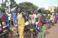 Ougadougou (Burkina Faso), 30/09/2022.- Burkina Faso military close a street in Ouagadougou, Burkina Faso, 30 September 2022. Gunshots have been heard near the presidential palace in Ouagadougou with what some residents claim to be an alleged coup attempt. Access has been blocked by the military to some government buildings including the national assembly and the national broadcaster. In January 2022 the current head of state, Lt-Col Paul-Henri Damiba, ousted President Roch Kabore through a coup. Lieutenant Colonel Paul-Henri Damiba has called for calm. (Golpe de Estado) EFE/EPA/ASSANE OUEDRAOGO