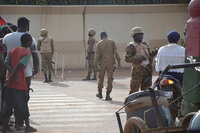 Ougadougou (Burkina Faso), 30/09/2022.- Civilians gather outside a military base in Ouagadougou, Burkina Faso, 30 September 2022. Gunshots have been heard near the presidential palace in Ouagadougou with what some residents claim to be an alleged coup attempt. Access has been blocked by the military to some government buildings including the national assembly and the national broadcaster. In January 2022 the current head of state, Lt-Col Paul-Henri Damiba, ousted President Roch Kabore through a coup. Lieutenant Colonel Paul-Henri Damiba has called for calm. (Golpe de Estado) EFE/EPA/ASSANE OUEDRAOGO