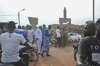 Ougadougou (Burkina Faso), 30/09/2022.- Civilians gather outside a military base in Ouagadougou, Burkina Faso, 30 September 2022. Gunshots have been heard near the presidential palace in Ouagadougou with what some residents claim to be an alleged coup attempt. Access has been blocked by the military to some government buildings including the national assembly and the national broadcaster. In January 2022 the current head of state, Lt-Col Paul-Henri Damiba, ousted President Roch Kabore through a coup. Lieutenant Colonel Paul-Henri Damiba has called for calm. (Golpe de Estado) EFE/EPA/ASSANE OUEDRAOGO