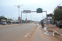 Ougadougou (Burkina Faso), 30/09/2022.- An almost deserted street in Ouagadougou, Burkina Faso, 30 September 2022. Gunshots have been heard near the presidential palace in Ouagadougou with what some residents claim to be an alleged coup attempt. Access has been blocked by the military to some government buildings including the national assembly and the national broadcaster. In January 2022 the current head of state, Lt-Col Paul-Henri Damiba, ousted President Roch Kabore through a coup. Lieutenant Colonel Paul-Henri Damiba has called for calm. (Golpe de Estado) EFE/EPA/ASSANE OUEDRAOGO